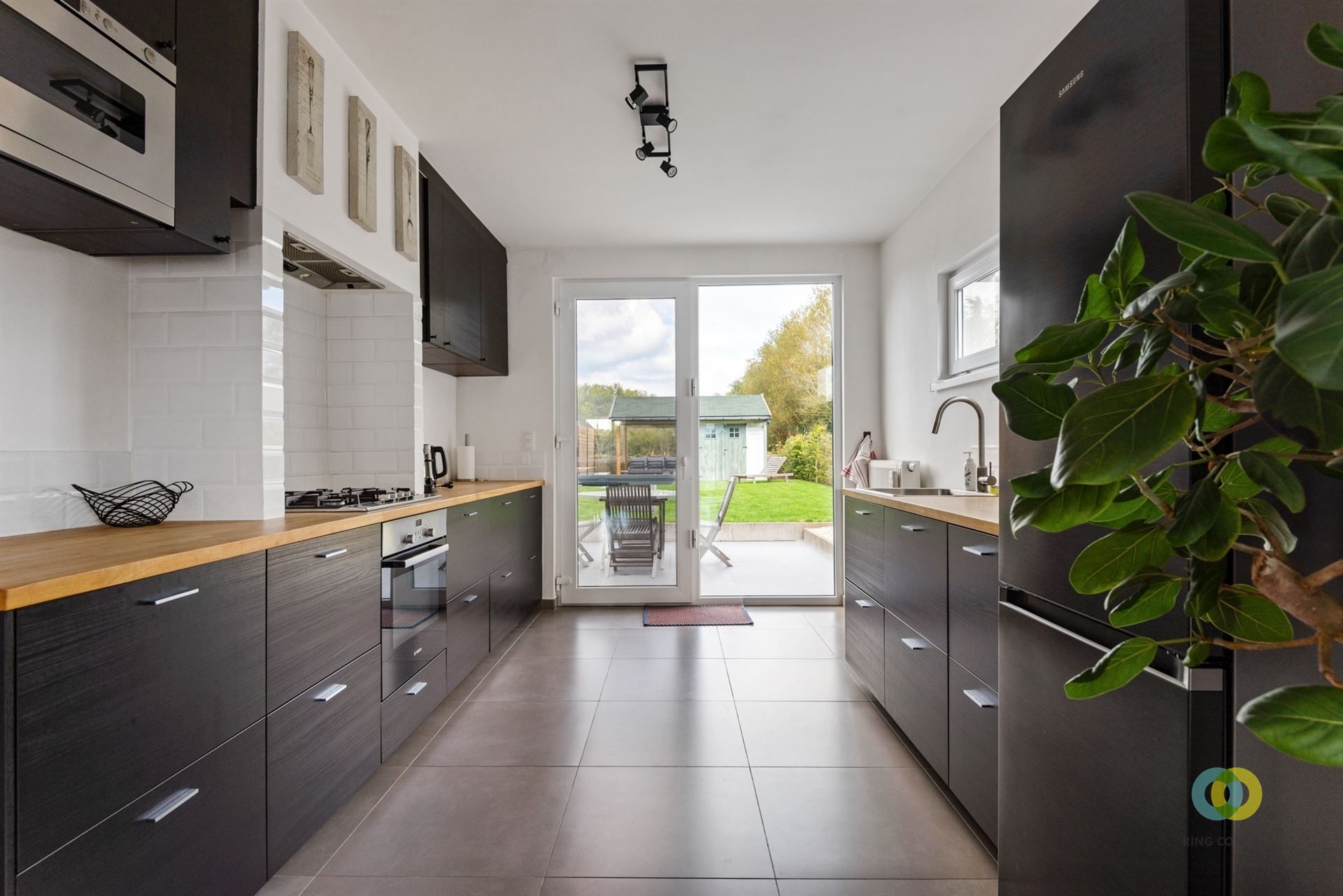 Recent gerenoveerde 3-gevel met open zicht foto 3