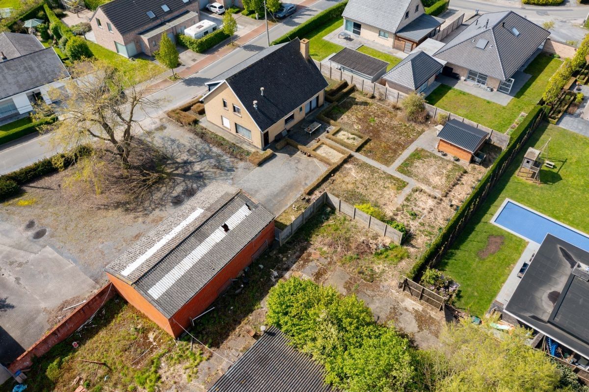 Hoeve met woning en loodsen gelegen in woongebied te Moorsele foto 5