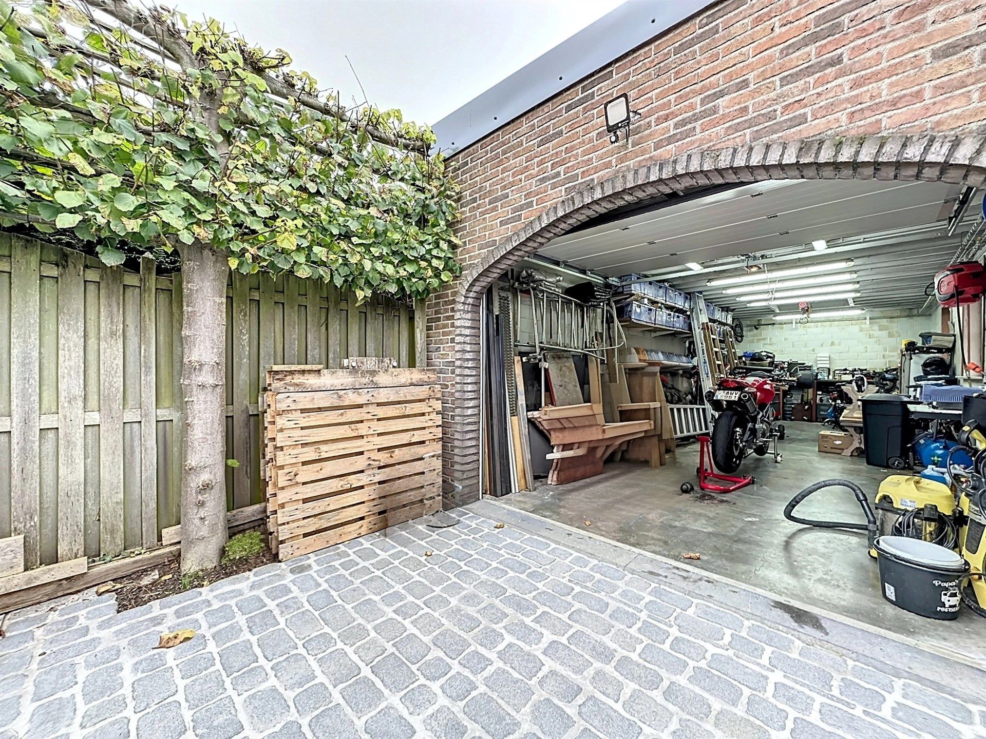 Prachtige halfopen bebouwing met 3 slaapkamers en 2 garages in een rustige, groene omgeving in Nieuwkerken waas  foto 24