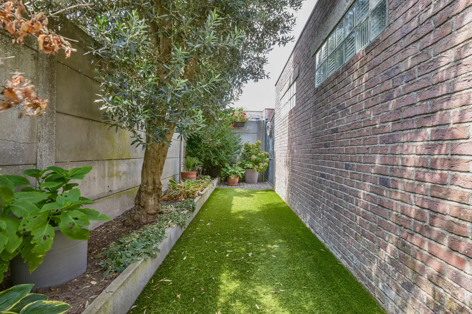 CENTRAAL GELEGEN,  INSTAPKLARE WONING MET GARAGE EN ACHTERUITWEG foto 20