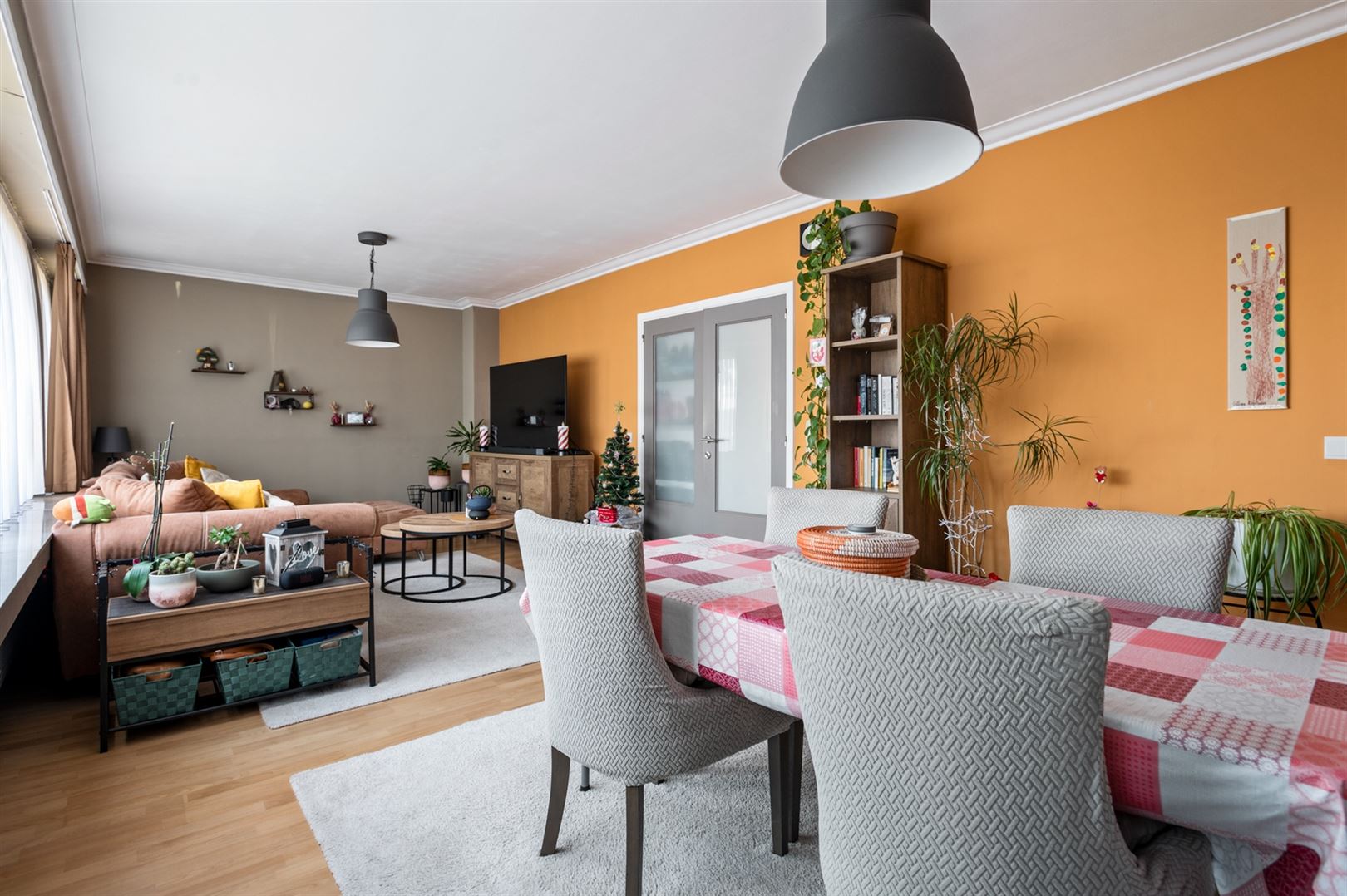 Rustig gelegen gelijkvloers appartement met 2 slaapkamers en garage. foto 4