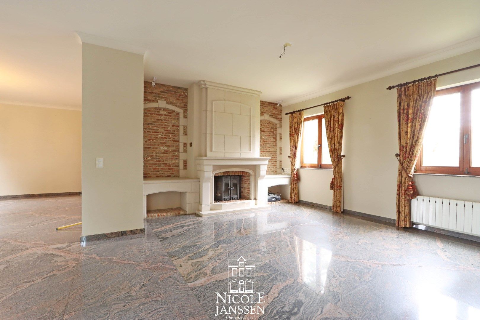 Ruim ingedeelde villa met 7 slaapkamers, dubbele garage en volledig omheinde tuin  foto 6