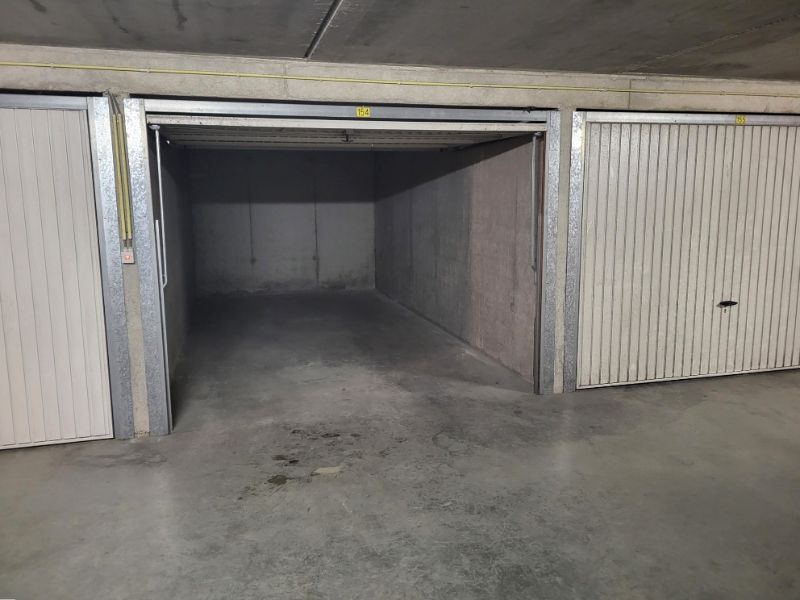 Ruime afgesloten garagebox in centrum van Oostduinkerke te koop foto 2