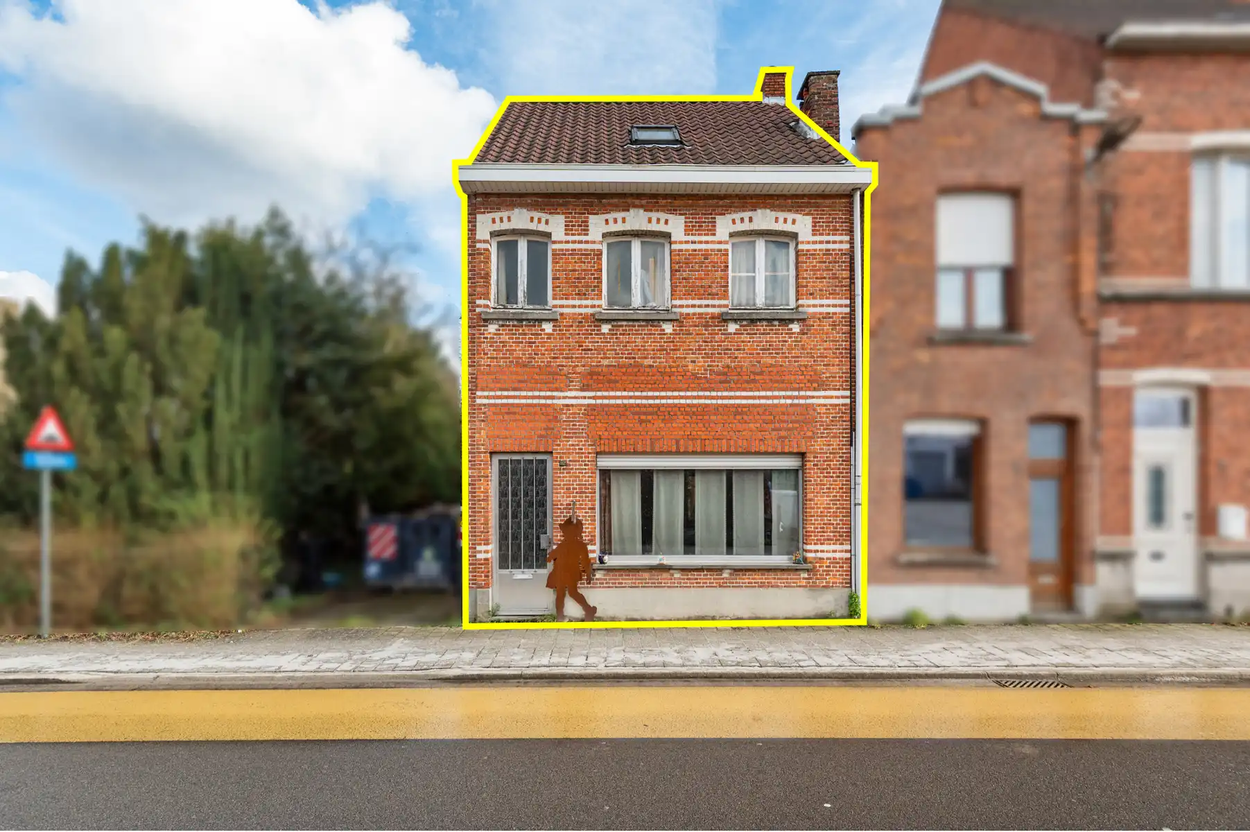 Te renoveren rijwoning met 3 à 4 slaapkamers en ruime tuin. foto {{pictureIndex}}