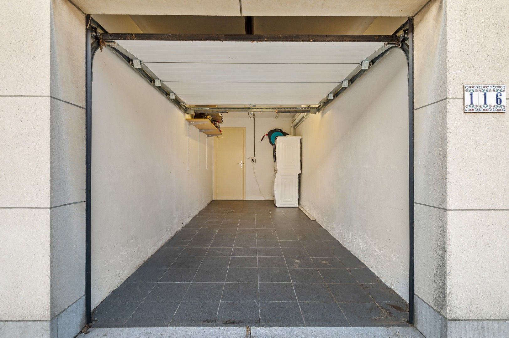 Verzorgd 2 slaapkamer appartement met garage en privétuin foto 16