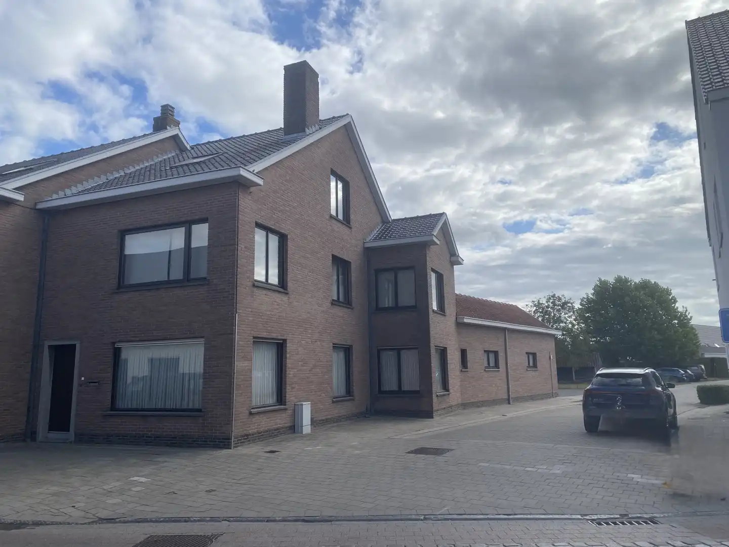 Ruime hoekwoning foto {{pictureIndex}}