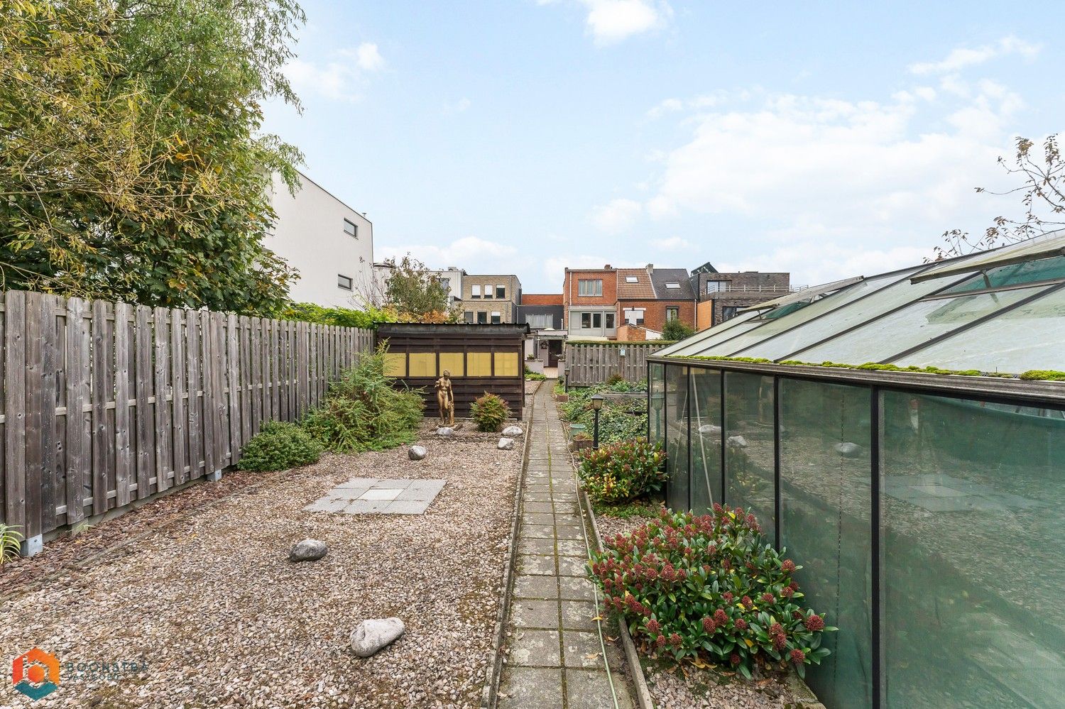 Te renoveren woning met veel mogelijkheden en achteruitgang met dubbele garage foto 17