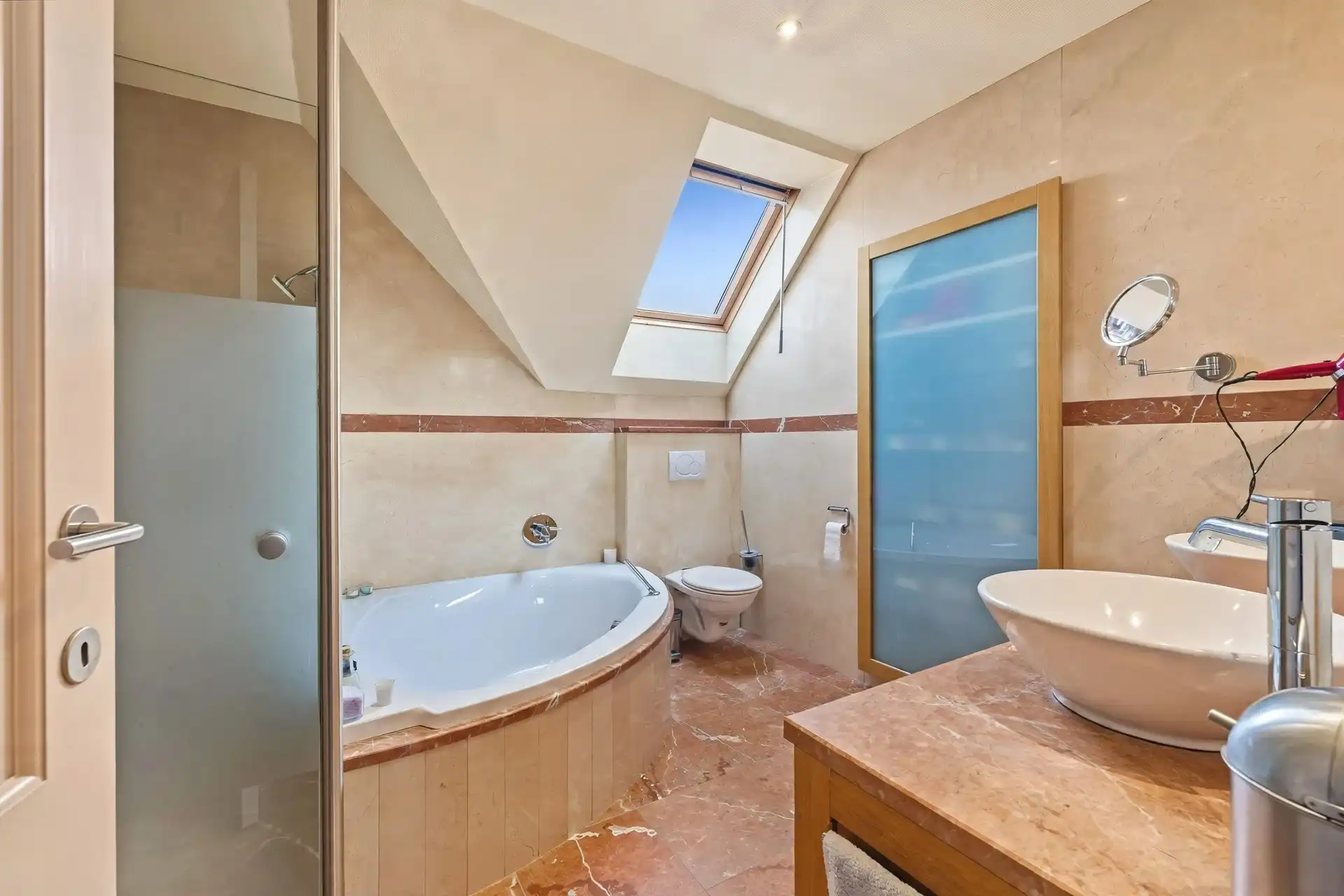 Ruime gezinswoning in klassiek landelijke stijl met aanpalende werkplaats van ca. 435m² foto 20