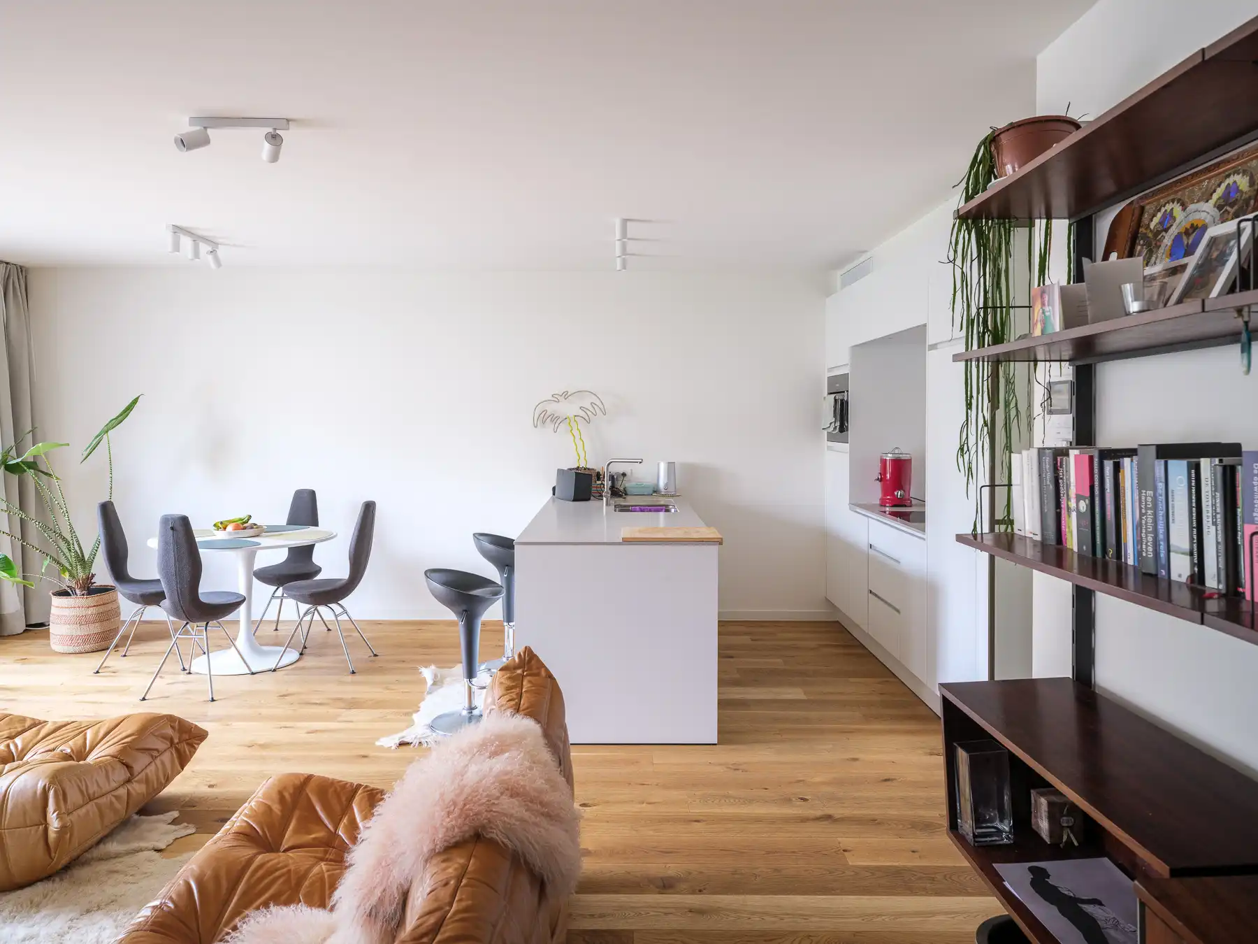 Instapklaar recent appartement met terras foto 4