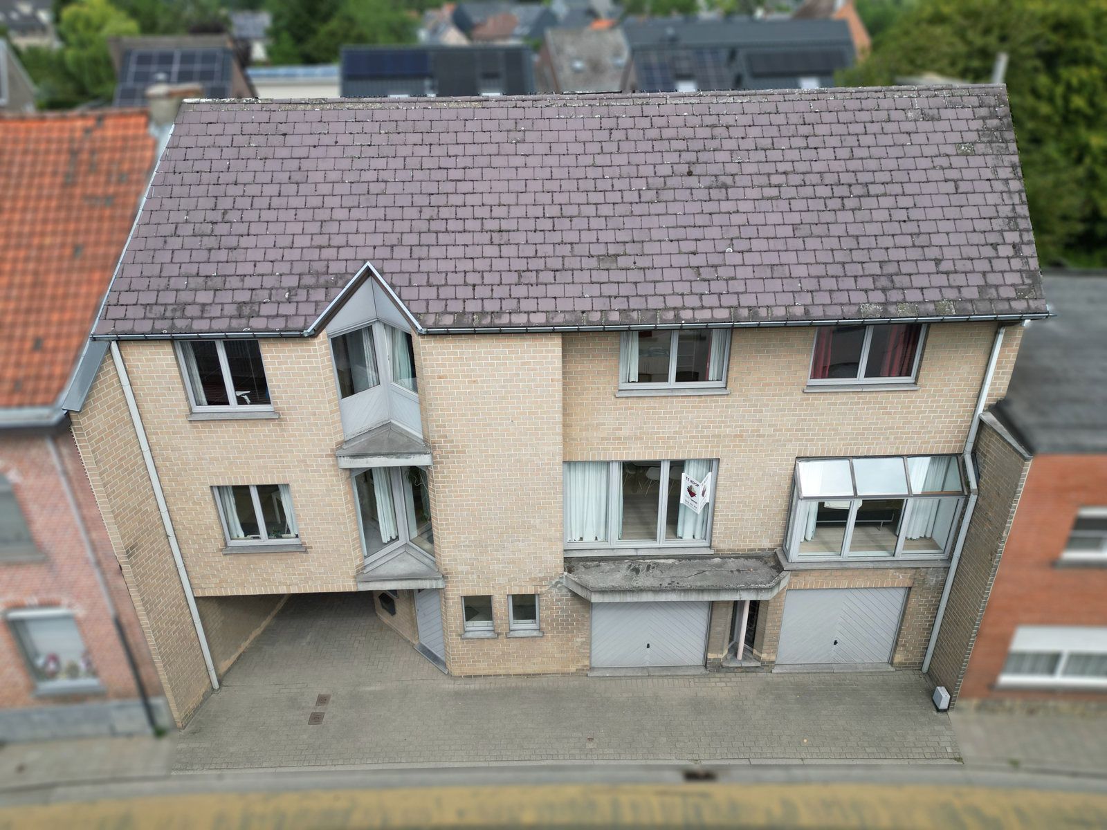 Hoofdfoto van de publicatie: Lichtrijke, Ruime Woning met 3 SLPK, dubbele garage én tuin!