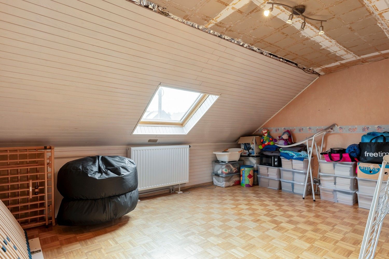 Licht op te frissen gezinswoning met vier slaapkamers, tuin en garage. foto 23