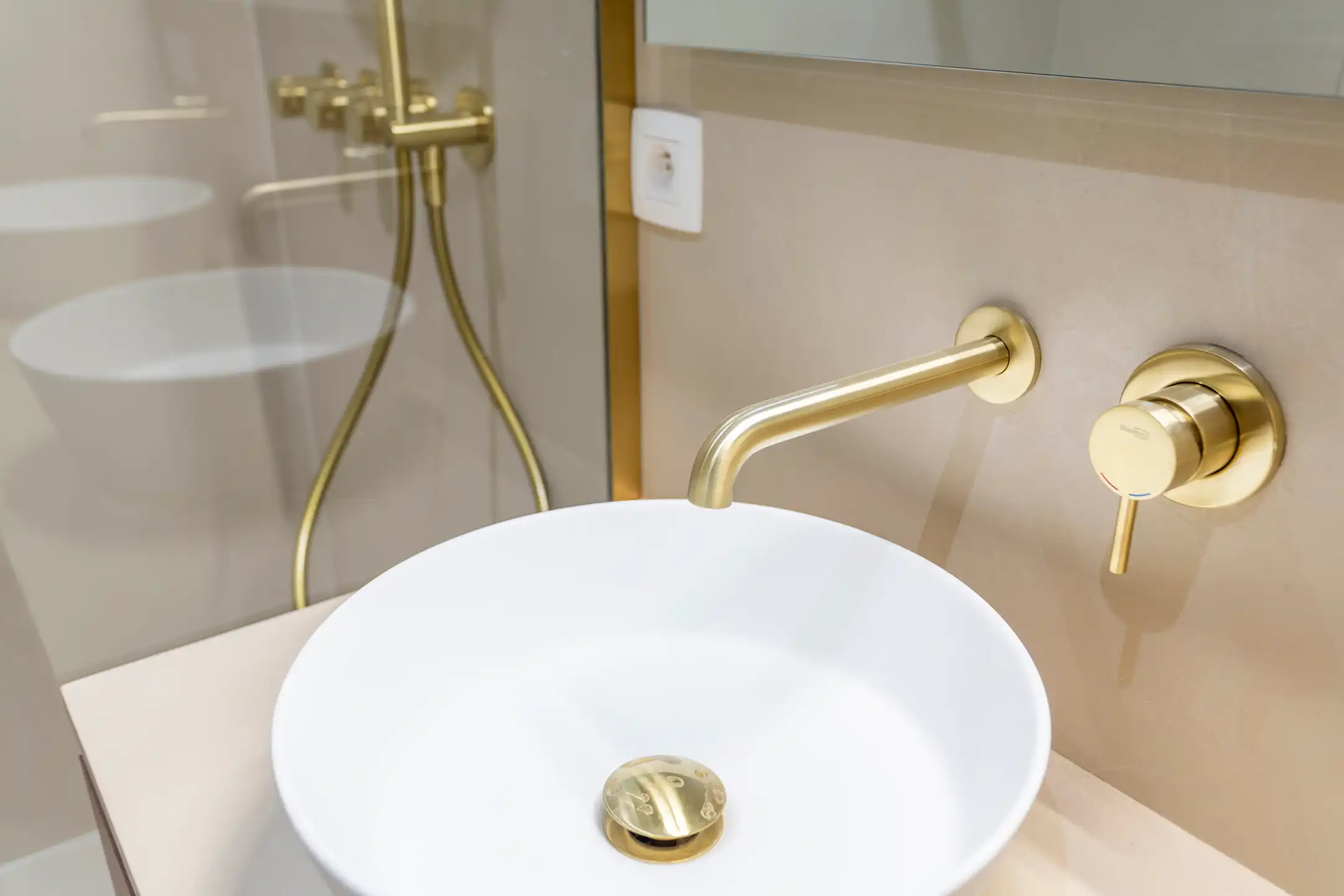 Prachtig gerenoveerd 2 slpk app met aangename tuin foto 9