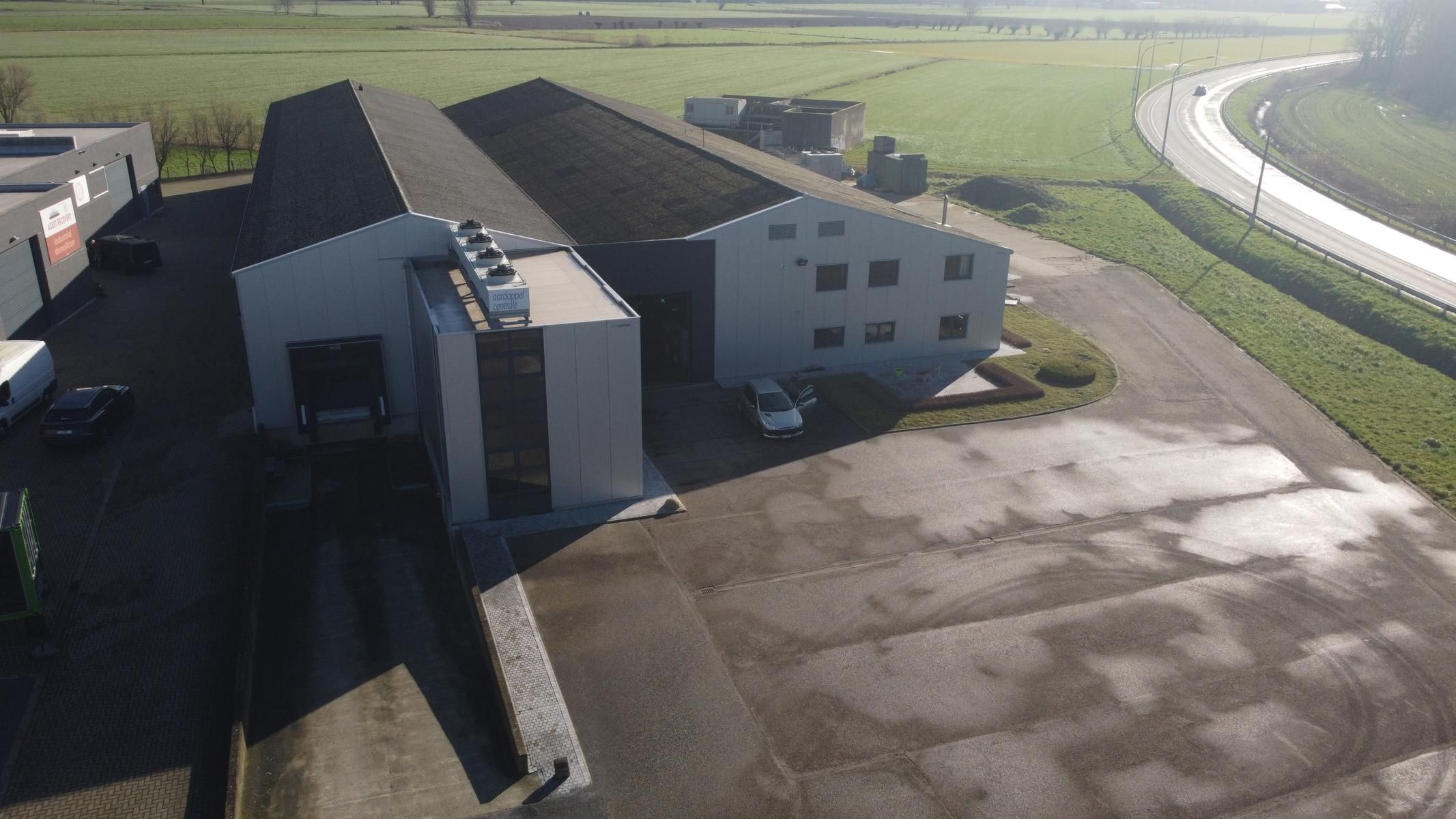 Bedrijfsgebouw op uitstekende locatie foto 4