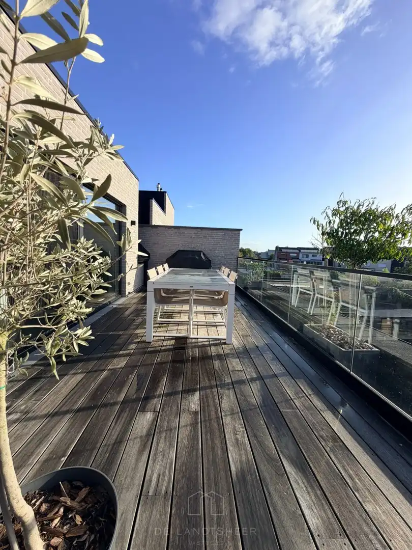 Stijlvol dakappartement met 3 slaapkamers, 2 badkamers en uitzonderlijk veel maatwerk foto 5