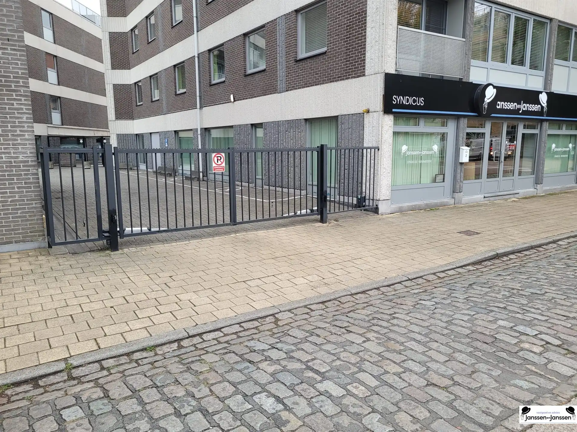 Overdekte autostaanplaats te Bredabaan Brasschaat foto 3