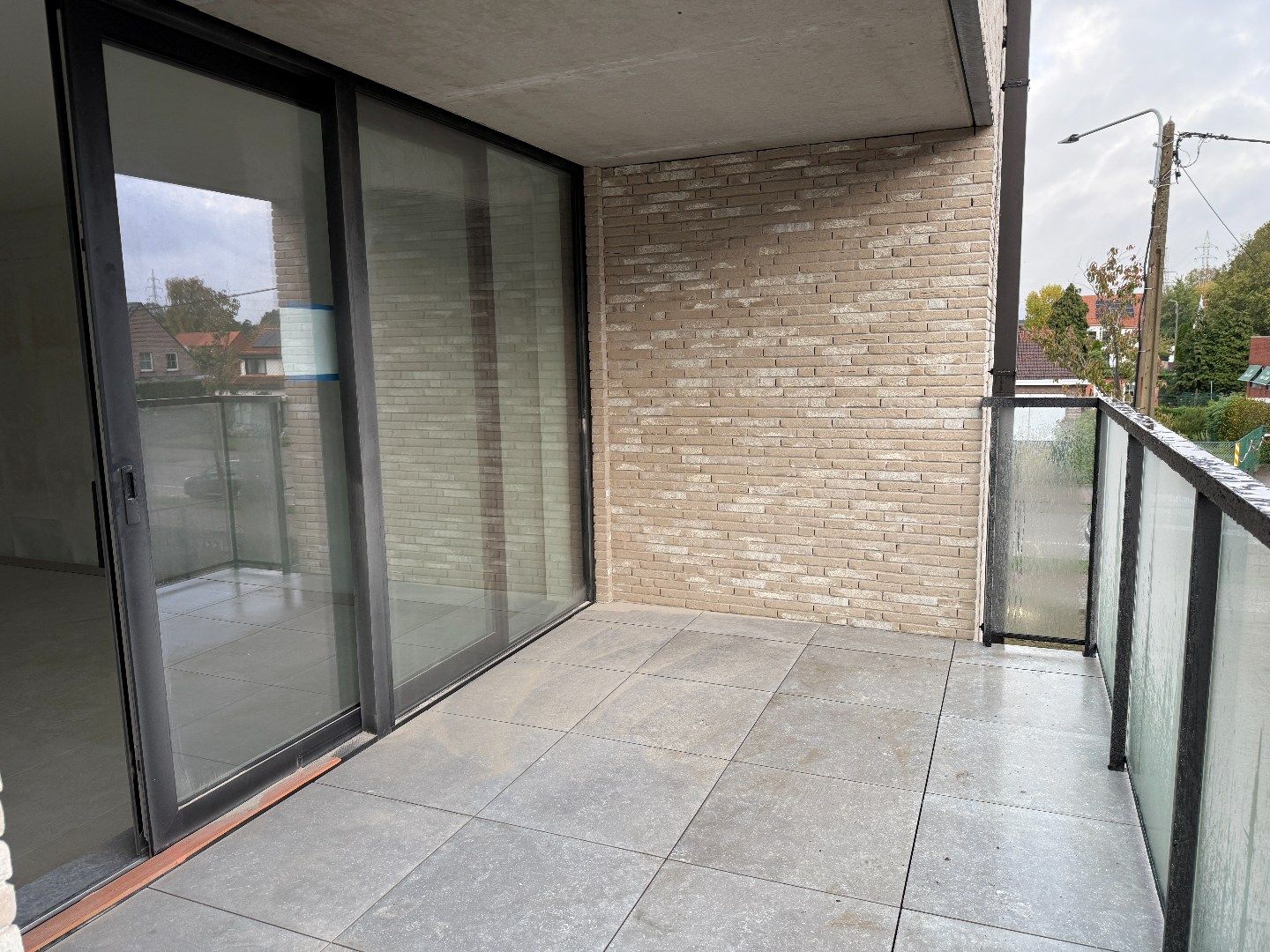 Instapklaar 2-slpk appartement met terras, autostplts en kelder foto 2