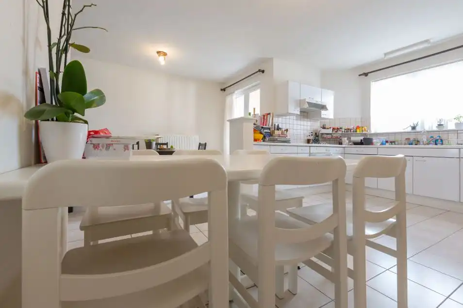 ZEER RUIM APPARTEMENT MET GARAGE, CENTRUM DIEST! foto 13