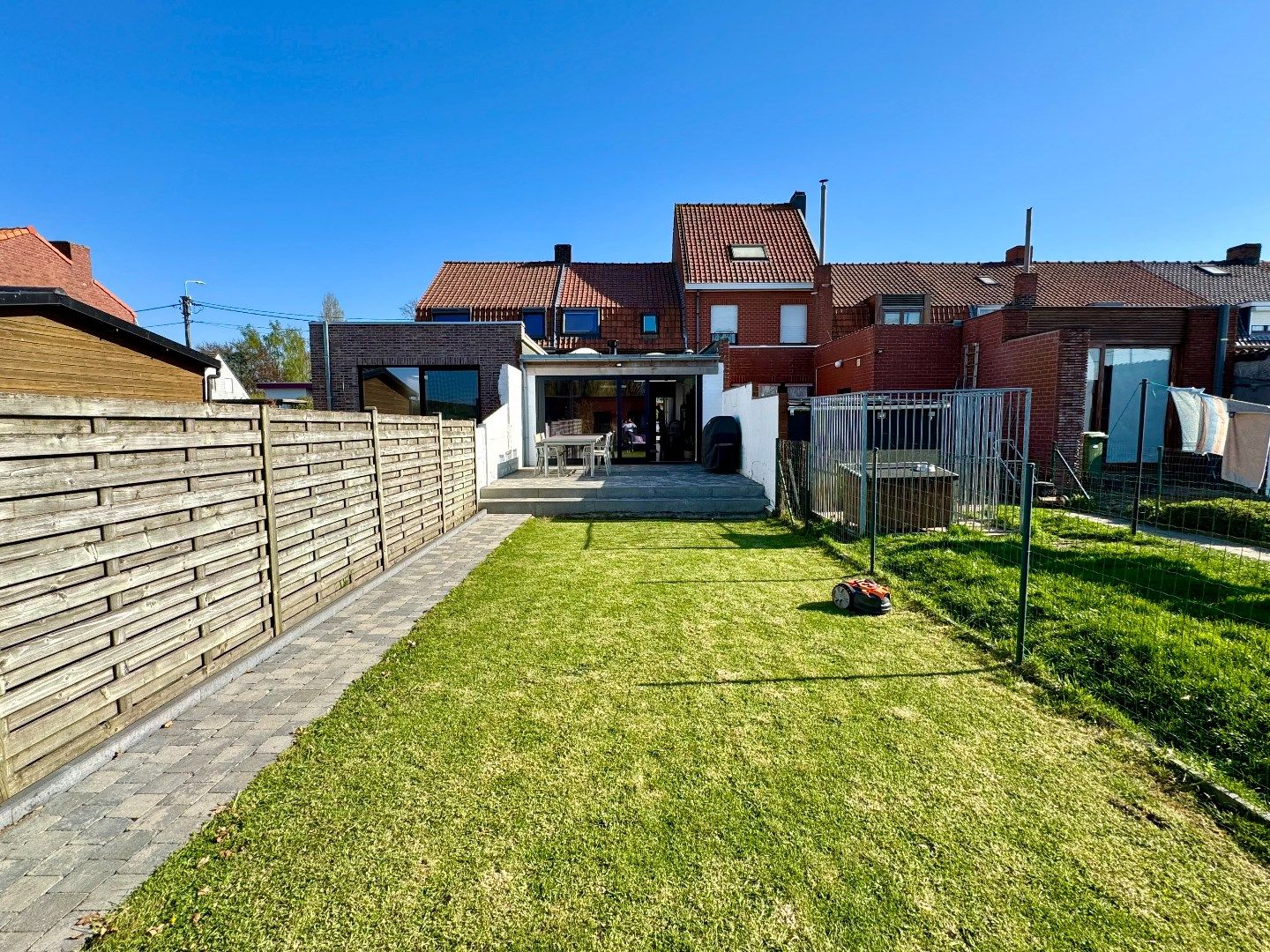 GERENOVEERDE WONING MET 2 SLPKS, TUIN EN GARAGE foto 2
