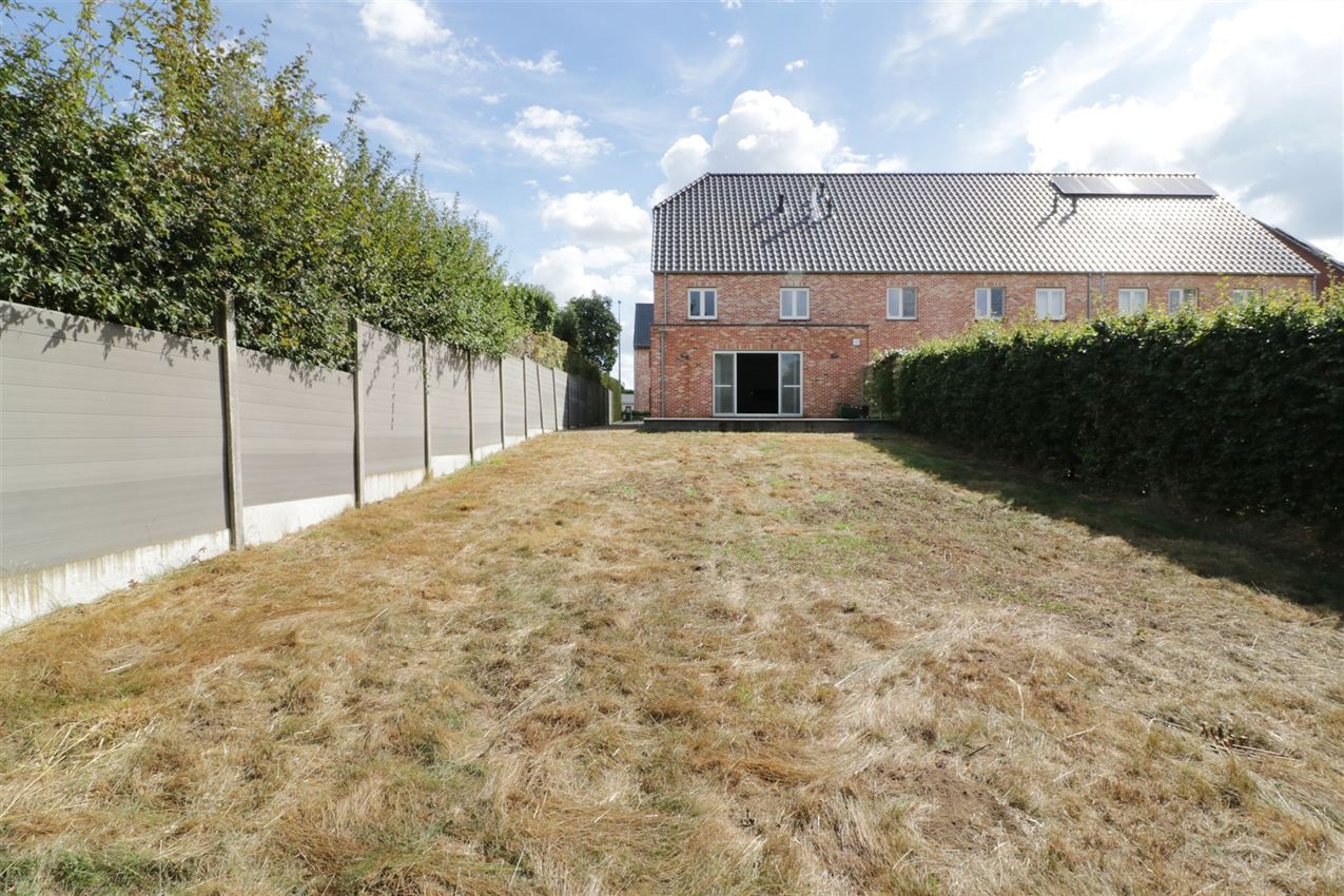 Recente woning met vier slpk, tuin, garage op rustige locatie foto 5