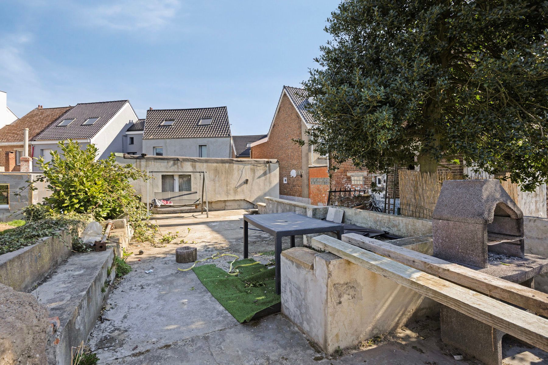 Instapklare halfopen bebouwing met vijf slaapkamers foto 2