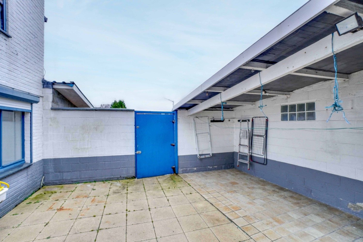 Te koop: Gerenoveerde gezinswoning met vier slaapkamers, twee moderne badkamers en een grote vrij in te richten zolder. foto 16