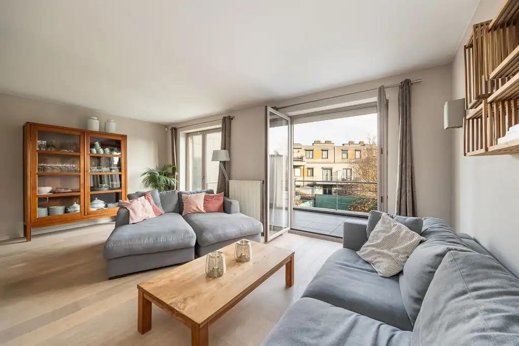 Ruime woning met inpandige garage en tuin foto 2