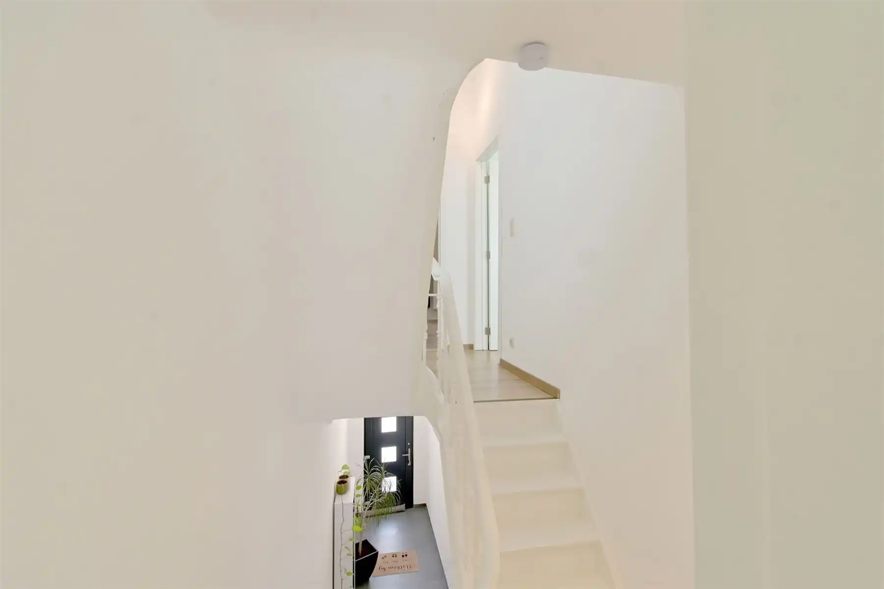Gerenoveerde woning met 4 slpk's en gezellige zuid-tuin! foto 11