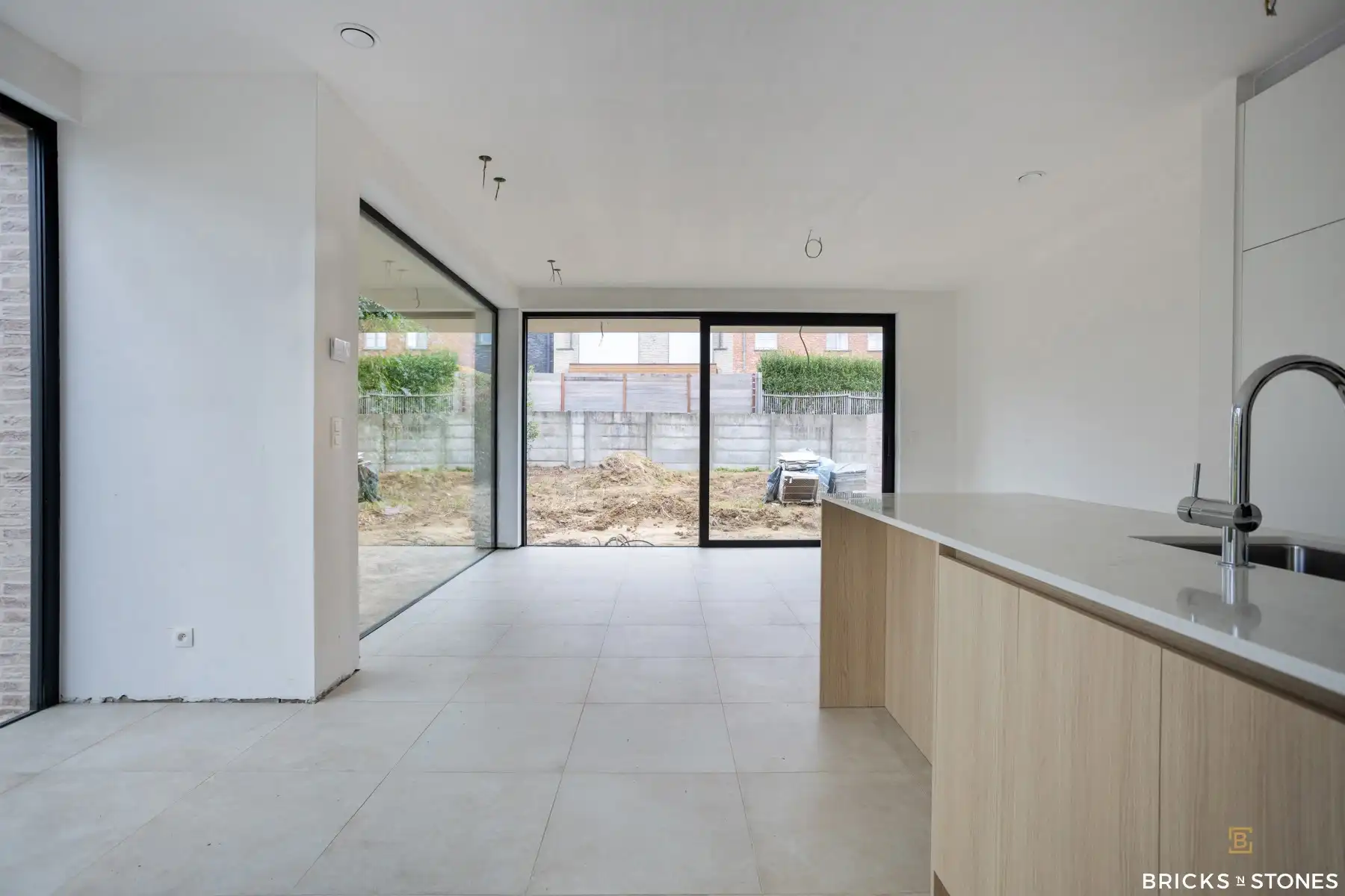 Stijlvolle nieuwbouwwoning met tuin, 3 slpks & 2 badk foto 3