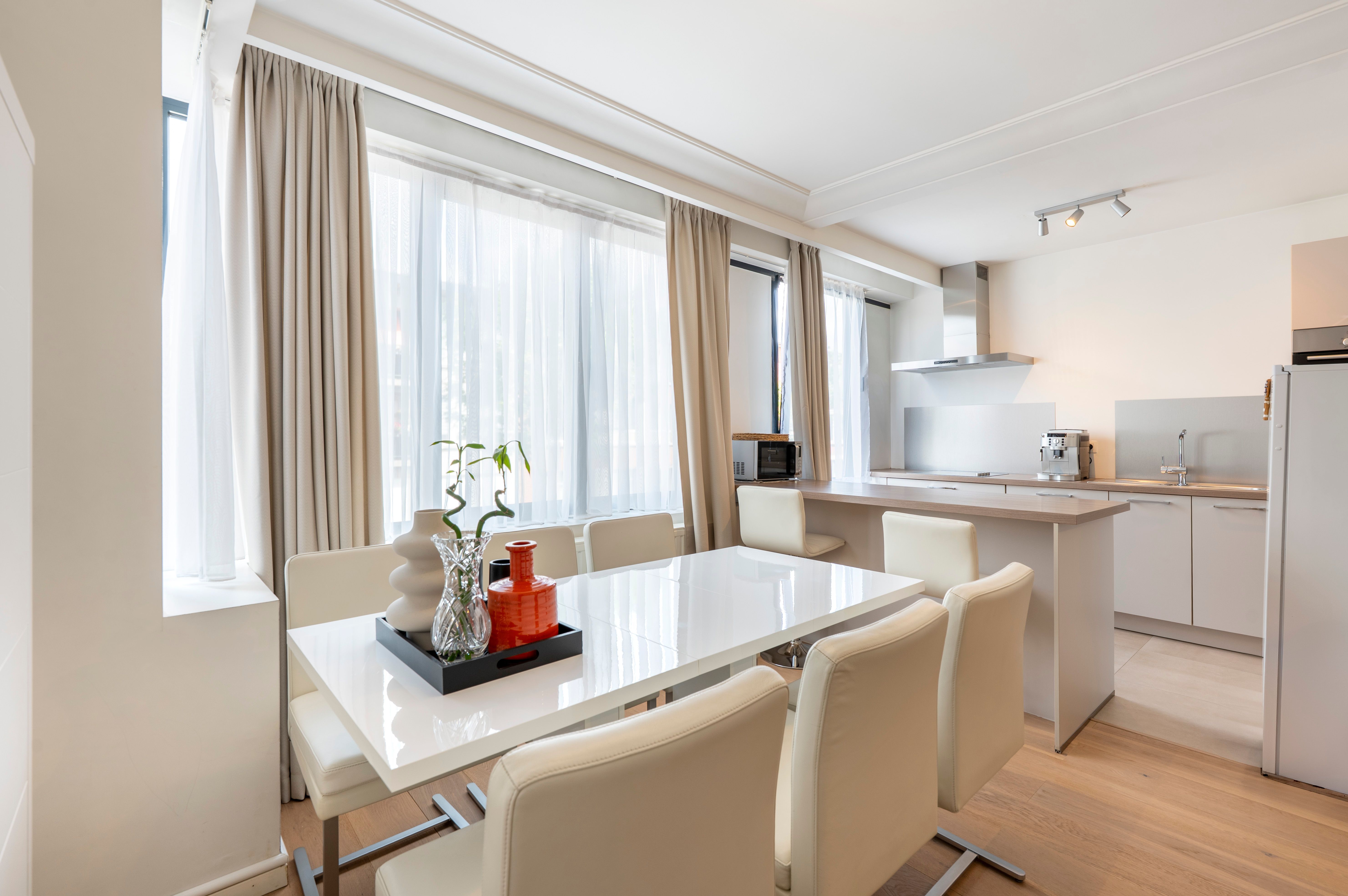 Lichtrijk twee slaapkamer appartement op centrale locatie te Merksem! foto 3