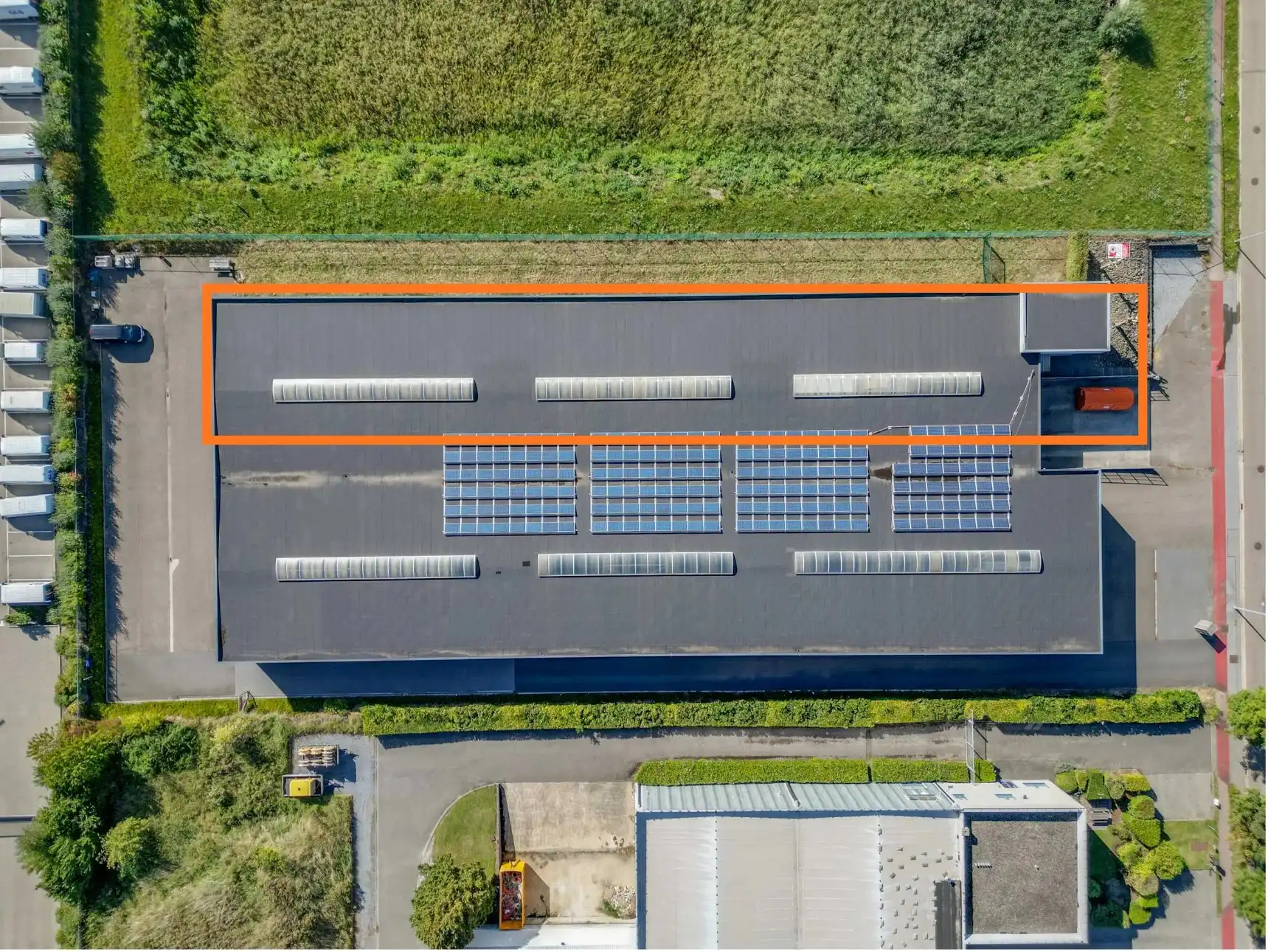 Industrieel gebouw op strategische locatie foto {{pictureIndex}}