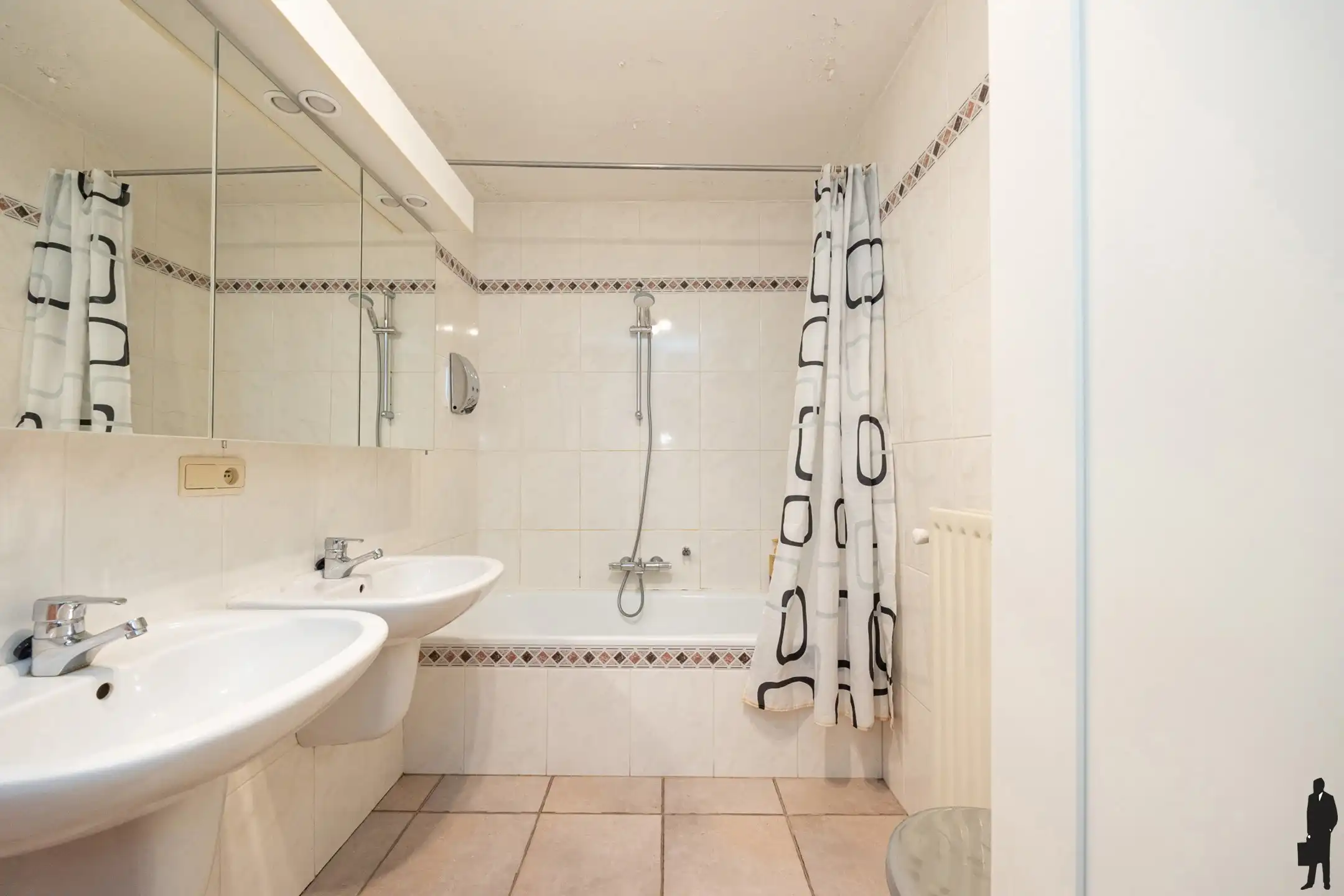 Ruim appartement met terras & garage te Burcht  foto 7