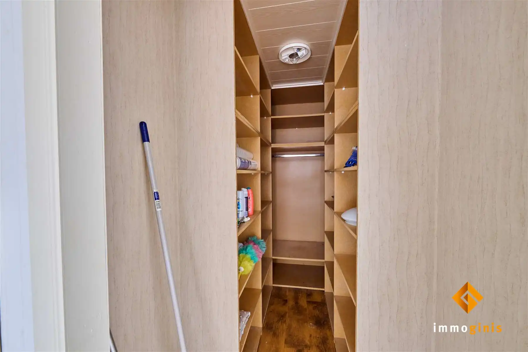 Verrassend ruime, te renoveren woning met 3 slaapkamers en uitbreidingsmogelijkheden op zolder! foto 13