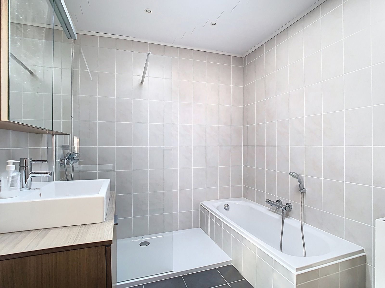 Rustig gelegen, charmante én instapklare woning met 2 SLPK! foto 8
