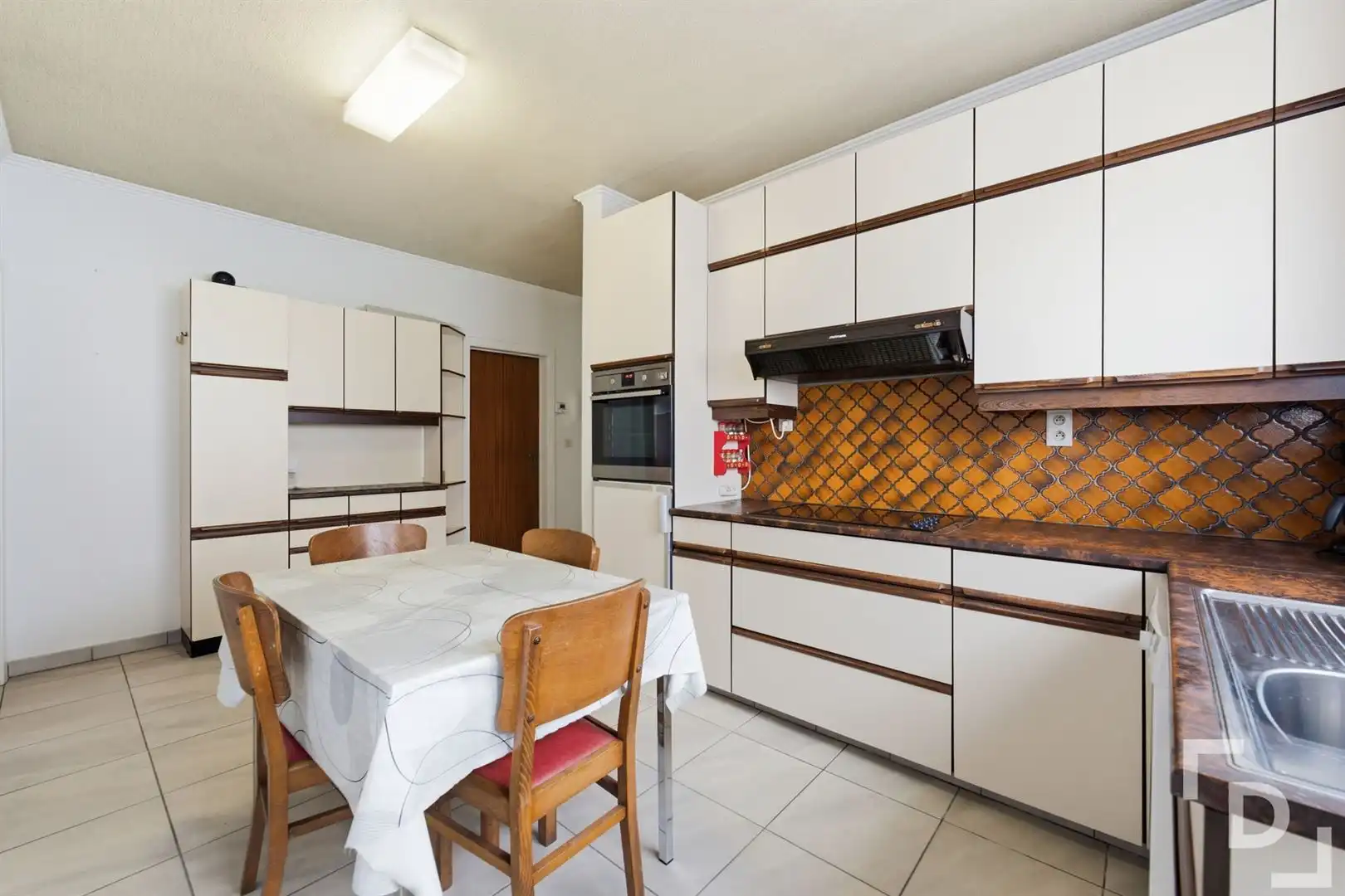 Losstaande woning met landelijke verzichten te koop in Ieper. foto 10