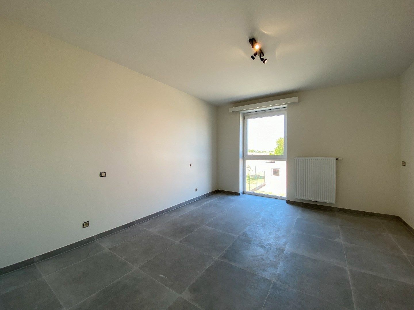 Prachtige nieuwbouwwoning met 3 slaapkamers, carport en tuin met tuinberging. foto 12