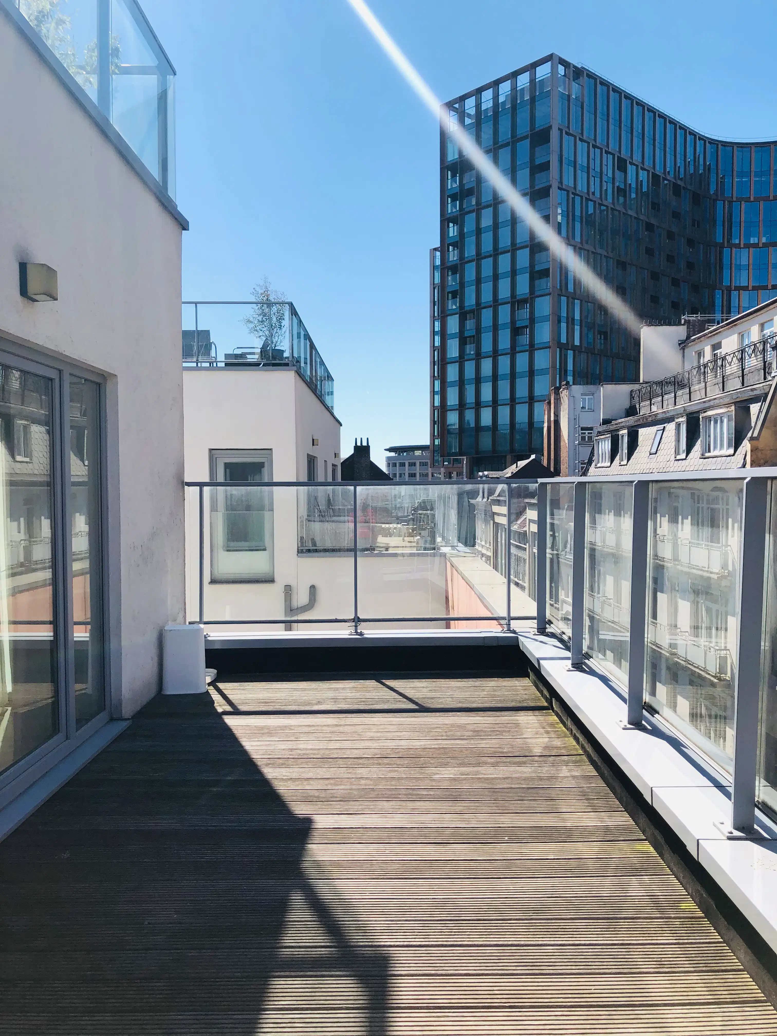 Trendy 2-slaapkamerappartement + ruim terras en staanplaats foto {{pictureIndex}}