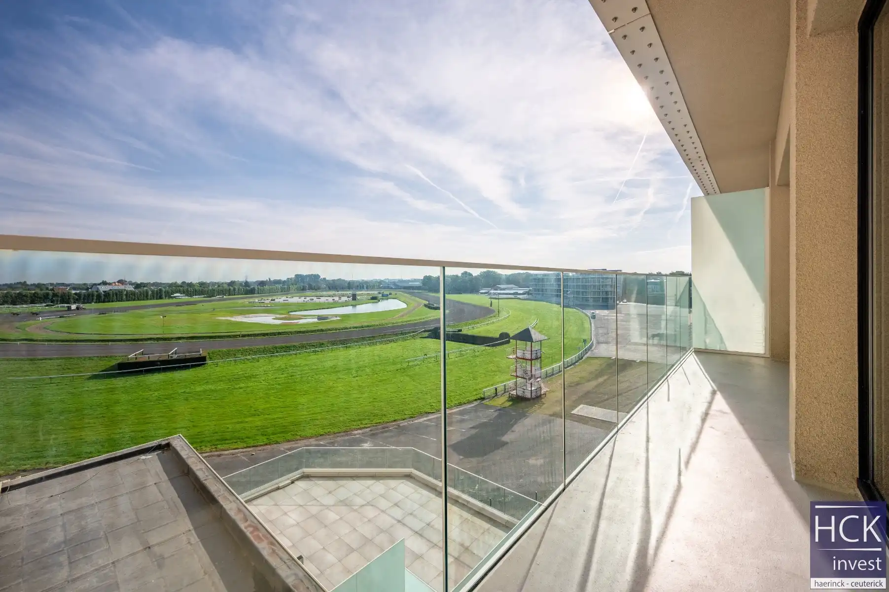 WAREGEM - Vernieuwd app. met 1 SLPK  en PRACHTIG ZICHT op Hippodroom !!! foto {{pictureIndex}}