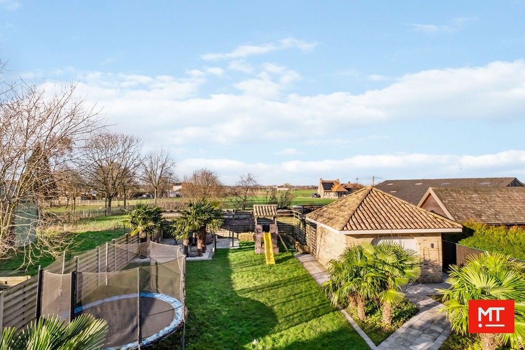 Energiezuinige en instapklare woning (2005) met 5 slaapkamers, 3 garages en tuin op een rustige locatie in Kruiseke foto 2