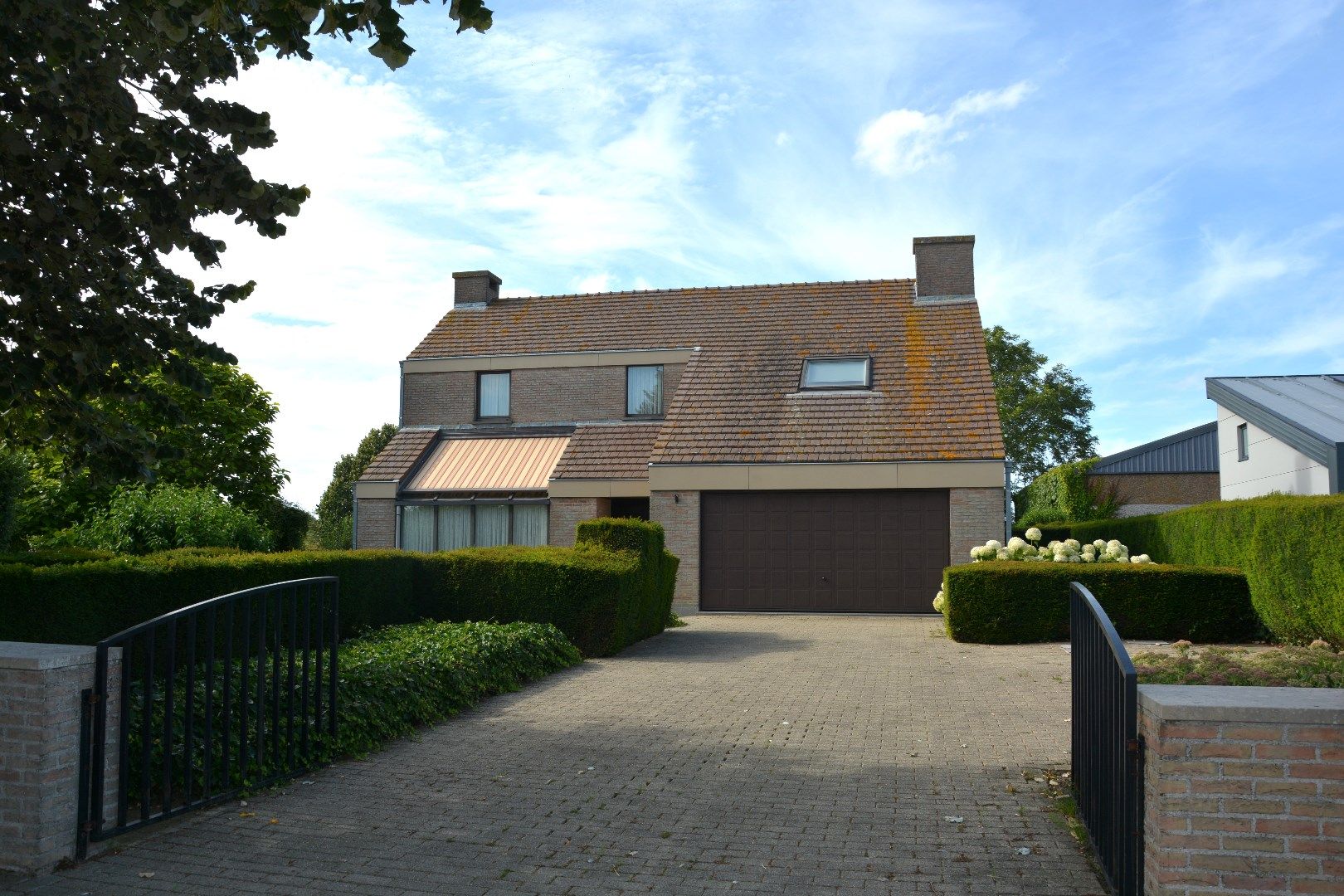 Zeer ruime gezinswoning met prachtige tuin op een perceel van 1806 m² te Gistel foto 2