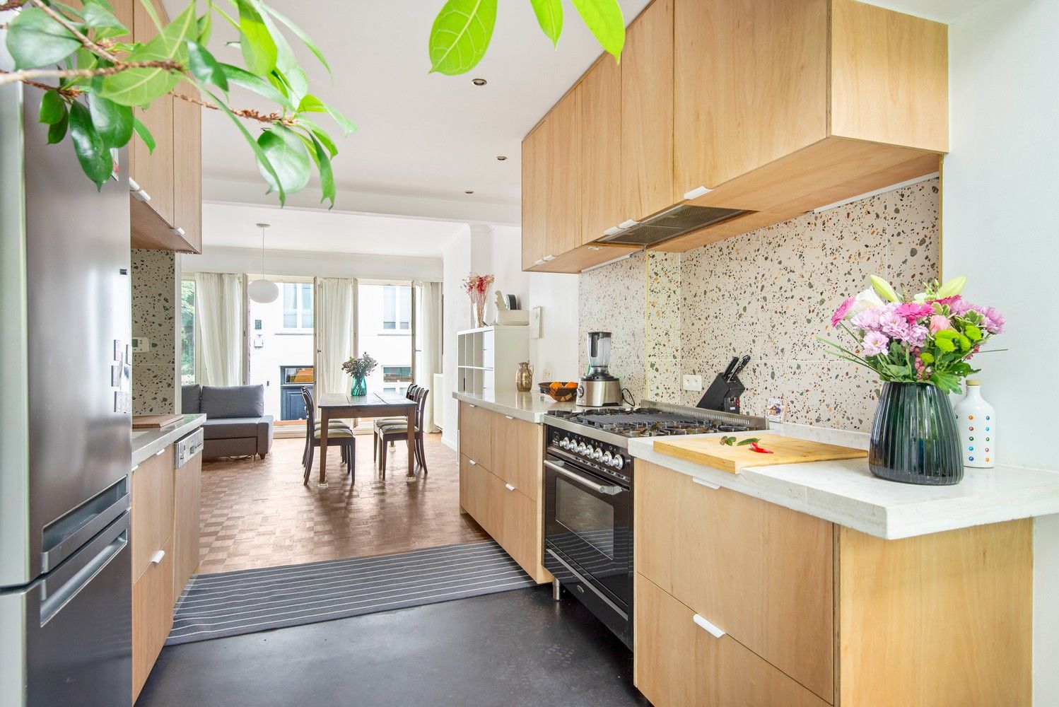 Karaktervol herenhuis met 3 slaapkamers, 2 badkamers, terras en garage. foto 7
