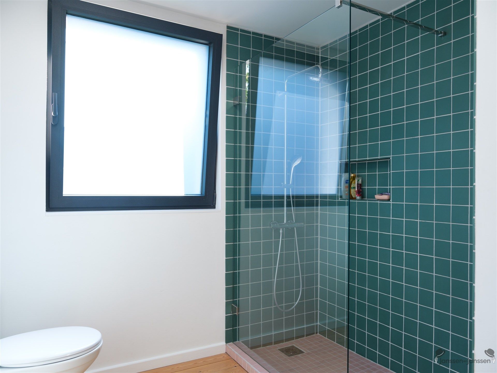Charmant gerenoveerde woning met zonnige groene tuin foto 14