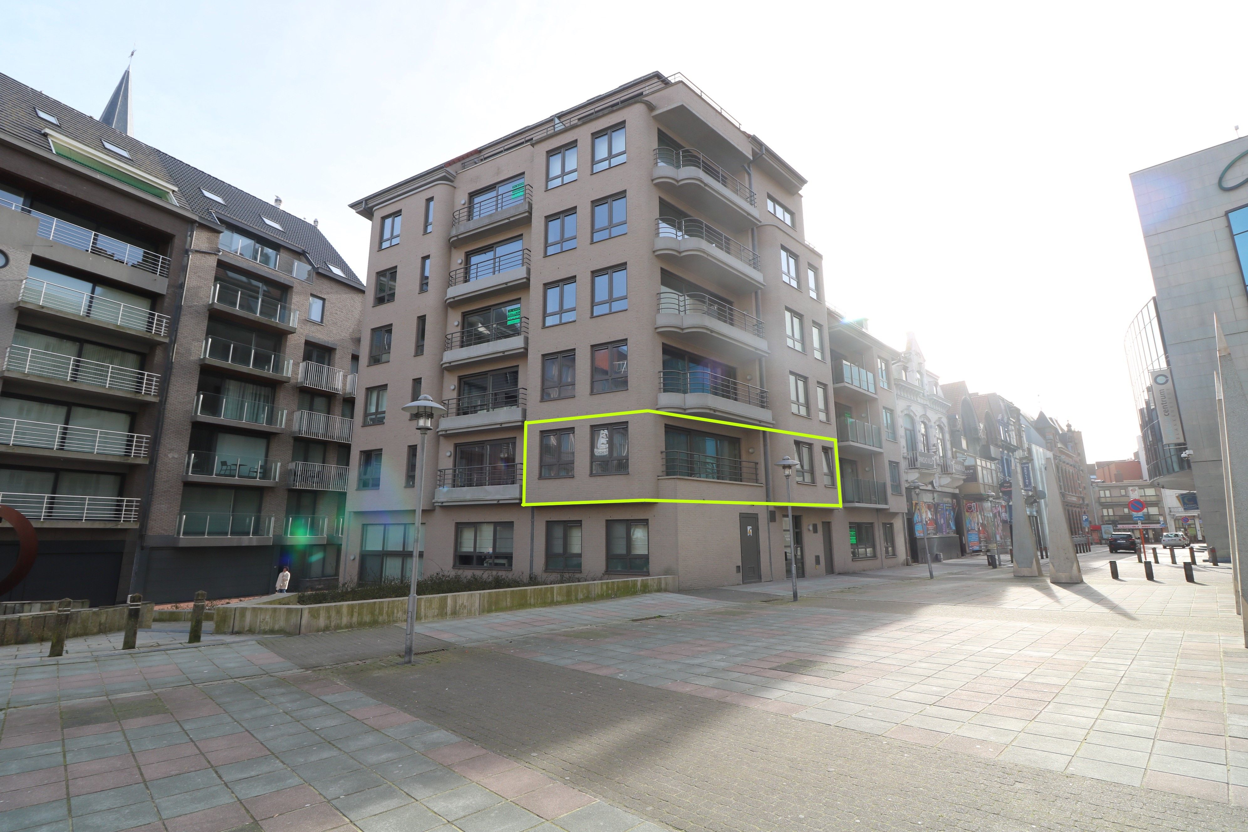 Recent hoekappartement met 2 slaapkamers en open zicht op het Casinoplein. foto {{pictureIndex}}