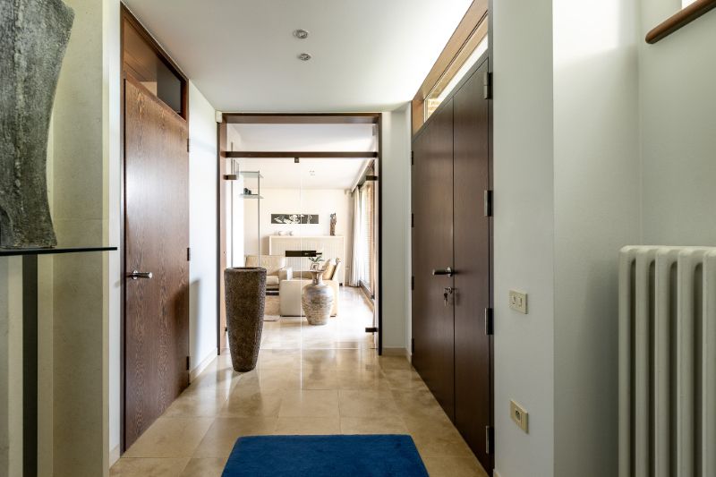 Stijlvolle villa met winkelruimte, parking, loods en handelsfonds op toplocatie foto 3