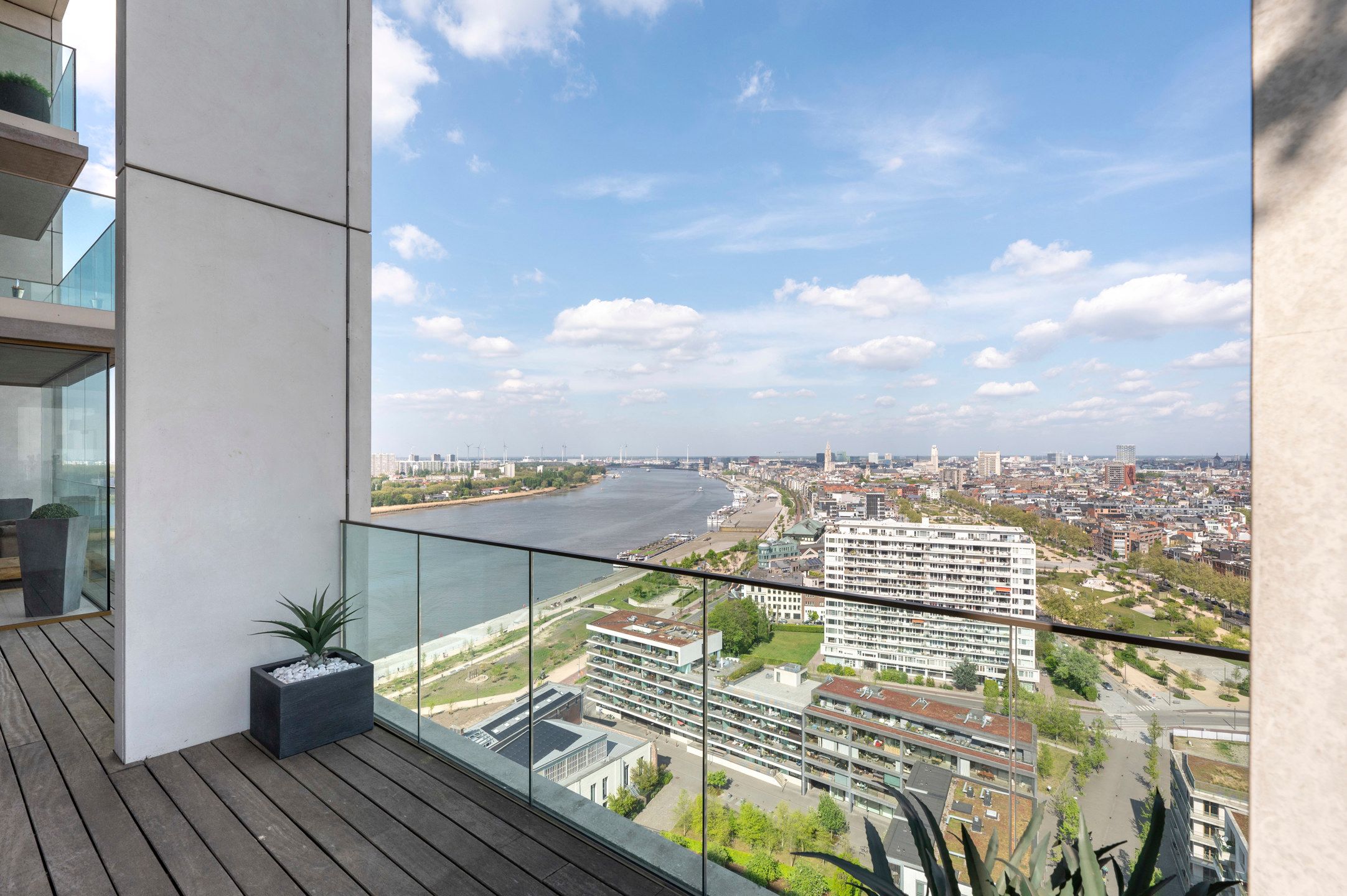 Exclusief appartement (ca.210m²) met riante terassen (ca.140m²) én zicht op de Schelde en de Stad!  foto 2