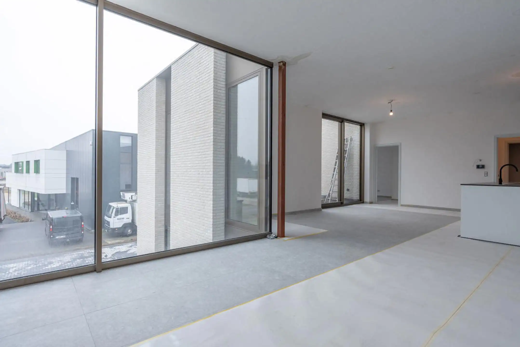 Modern 2-slpk app met terras en autostaanplaats. foto 10