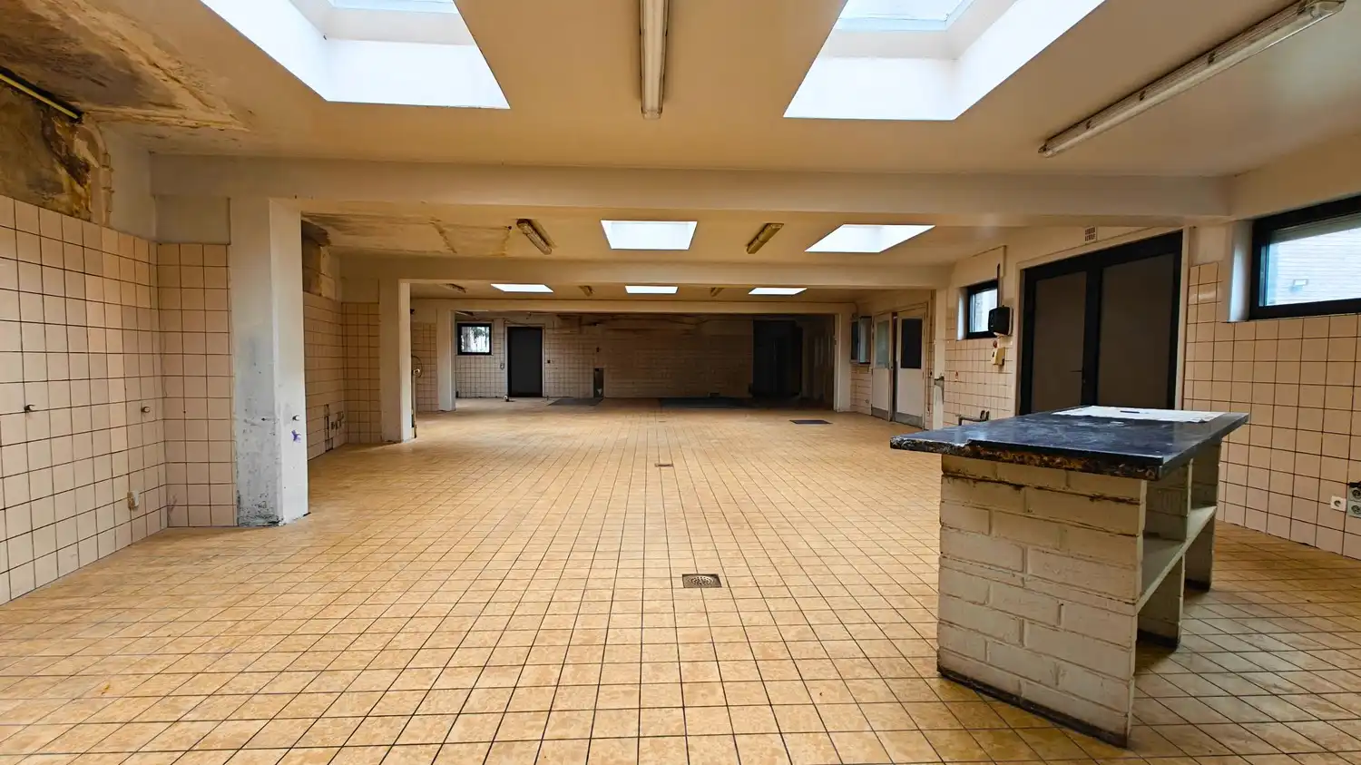 Handelspand op topliging met optimale zichtbaarheid langsheen Bergensesteenweg met veel parking en twee woongelegenheden! foto 8