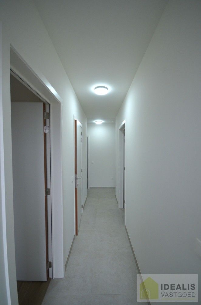 IDEALIS VASTGOED  - Uiterst ruime nieuwbouwwoning met een fijne leefruimte, 4 slaapkamers, praktische wasruimte en inbouwkasten! De woning is volledig geschilderd en dus instapklaar!! Centrale ligging t.o.v. het centrum van Overpelt, alsook vlakbij expresweg A24. foto 11