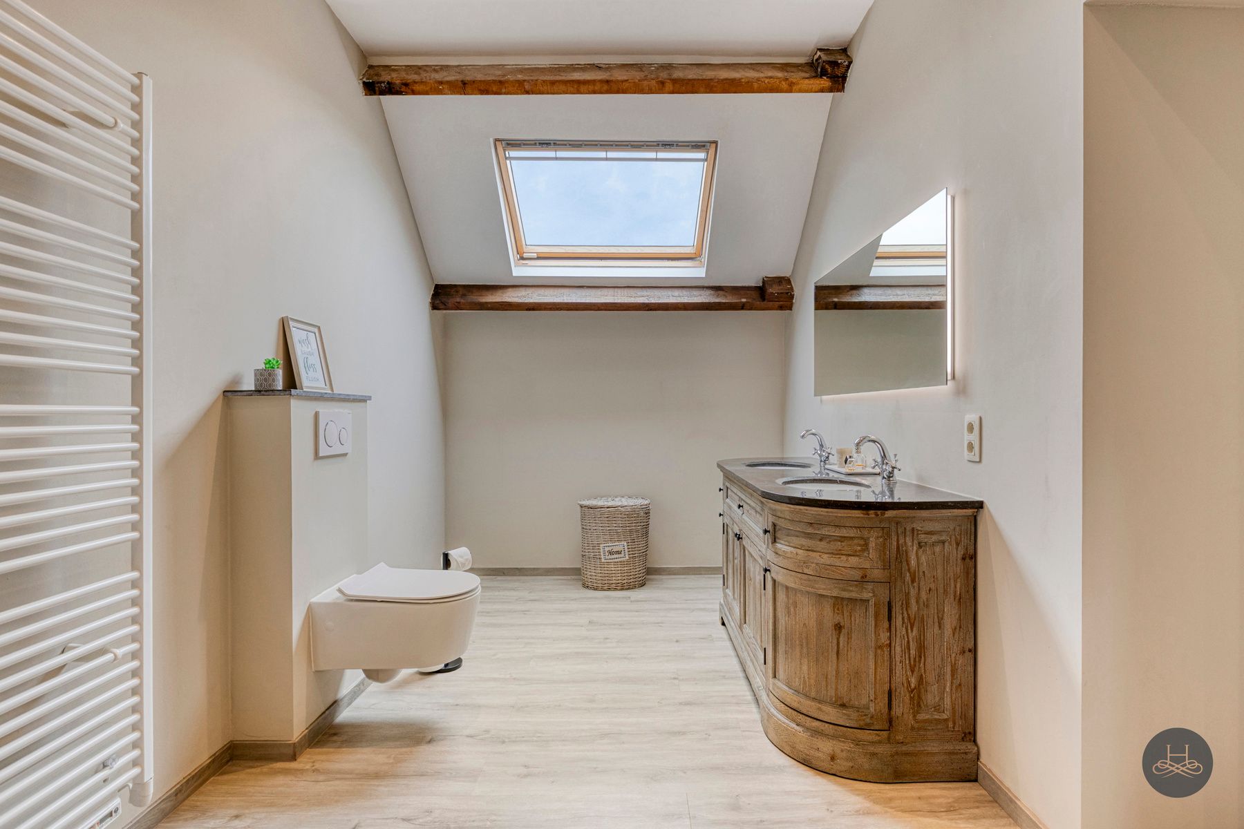 Gerenoveerde, unieke grote woning met ingerichte tuin foto 19