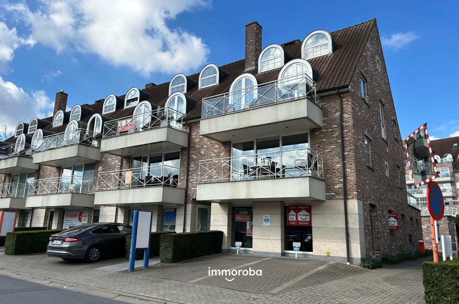 Commerciële kantoor- of winkelruimte TE KOOP centrum Waregem. foto {{pictureIndex}}