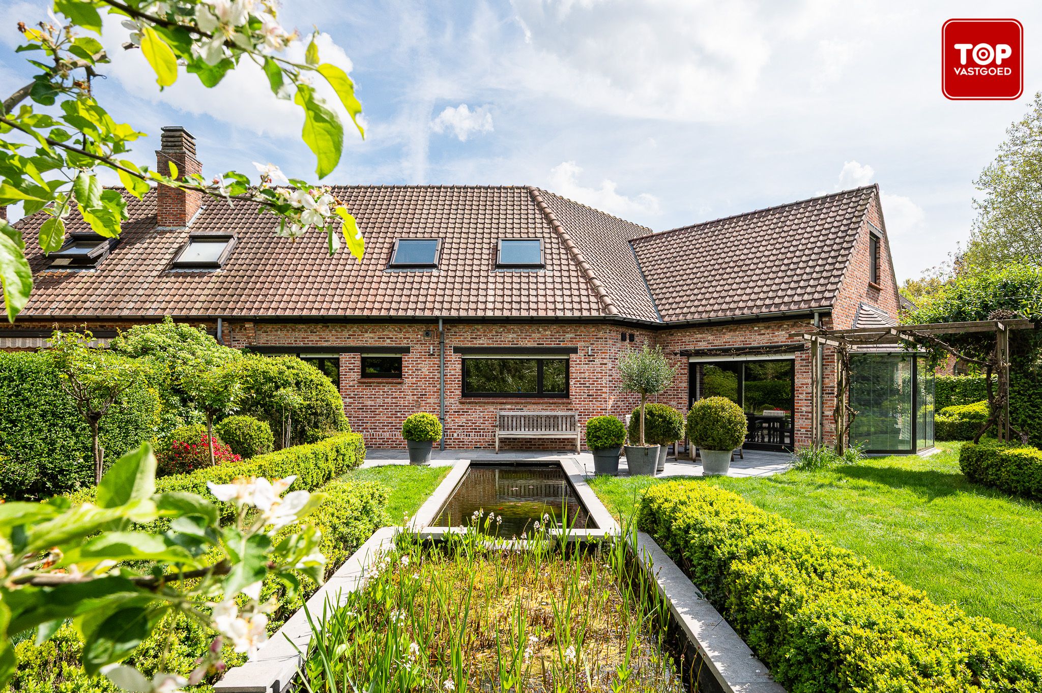 Exclusieve gezinswoning met een prachtige tuin, vijver en bureauruimte in groen Gentbrugge foto {{pictureIndex}}
